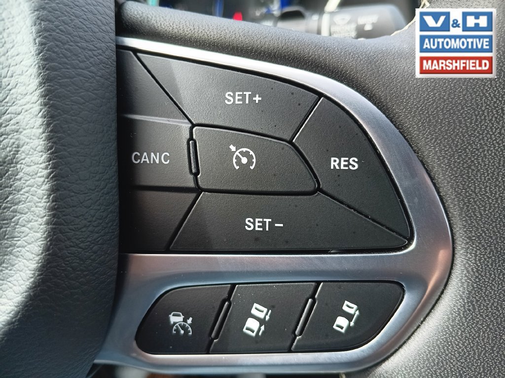 Used 2025 Chrysler Pacifica Select FWD image 8