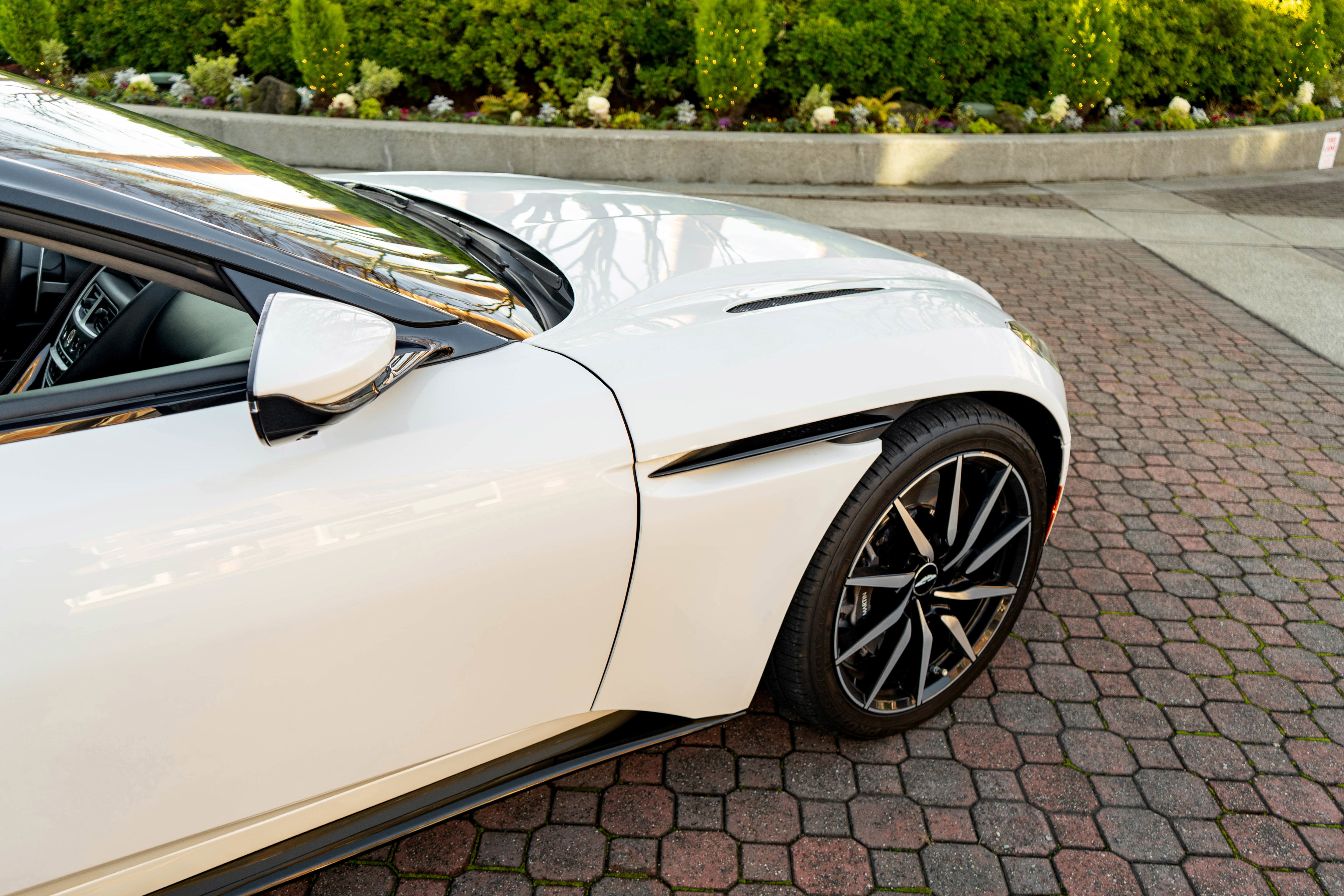Used 2019 Aston Martin DB11 Coupe image 9
