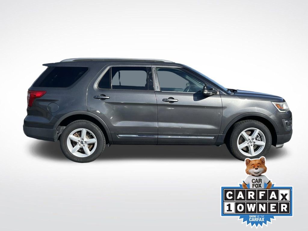 Used 2017 Ford Explorer XLT image 2