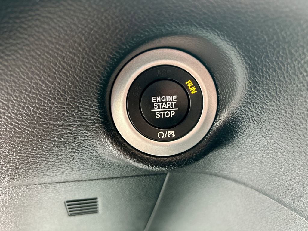 Used 2025 Chrysler Pacifica Select FWD image 21