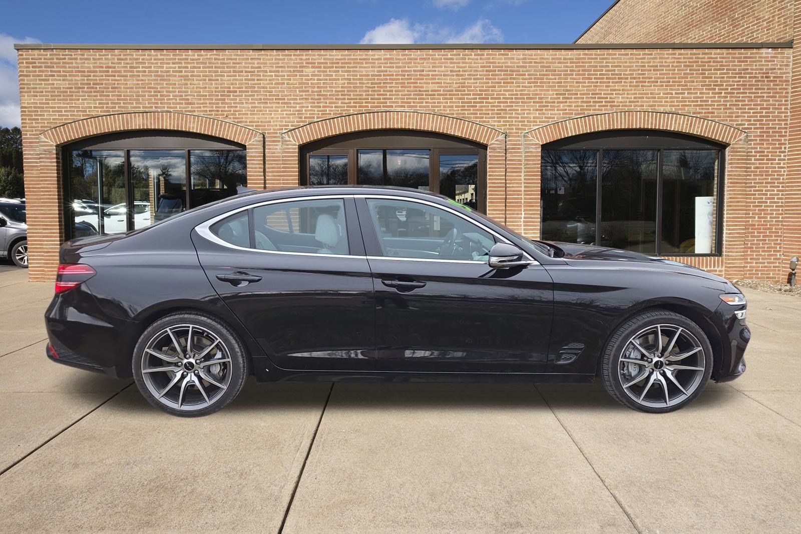 Used 2025 Genesis G70 2.5T image 2