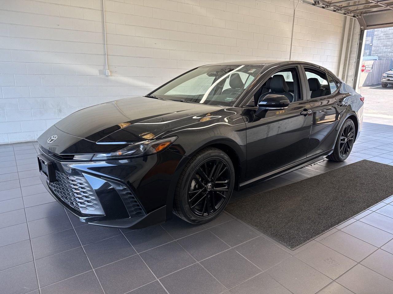 Used 2025 Toyota Camry SE w/ Convenience Package image 4