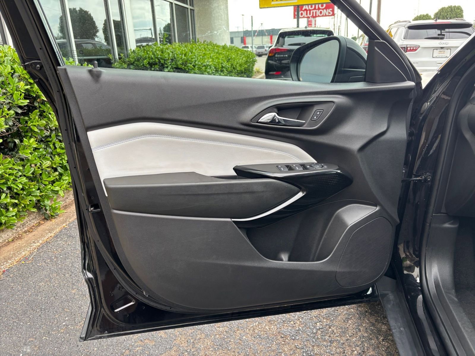 Used 2025 Chevrolet Trax LT FWD image 18