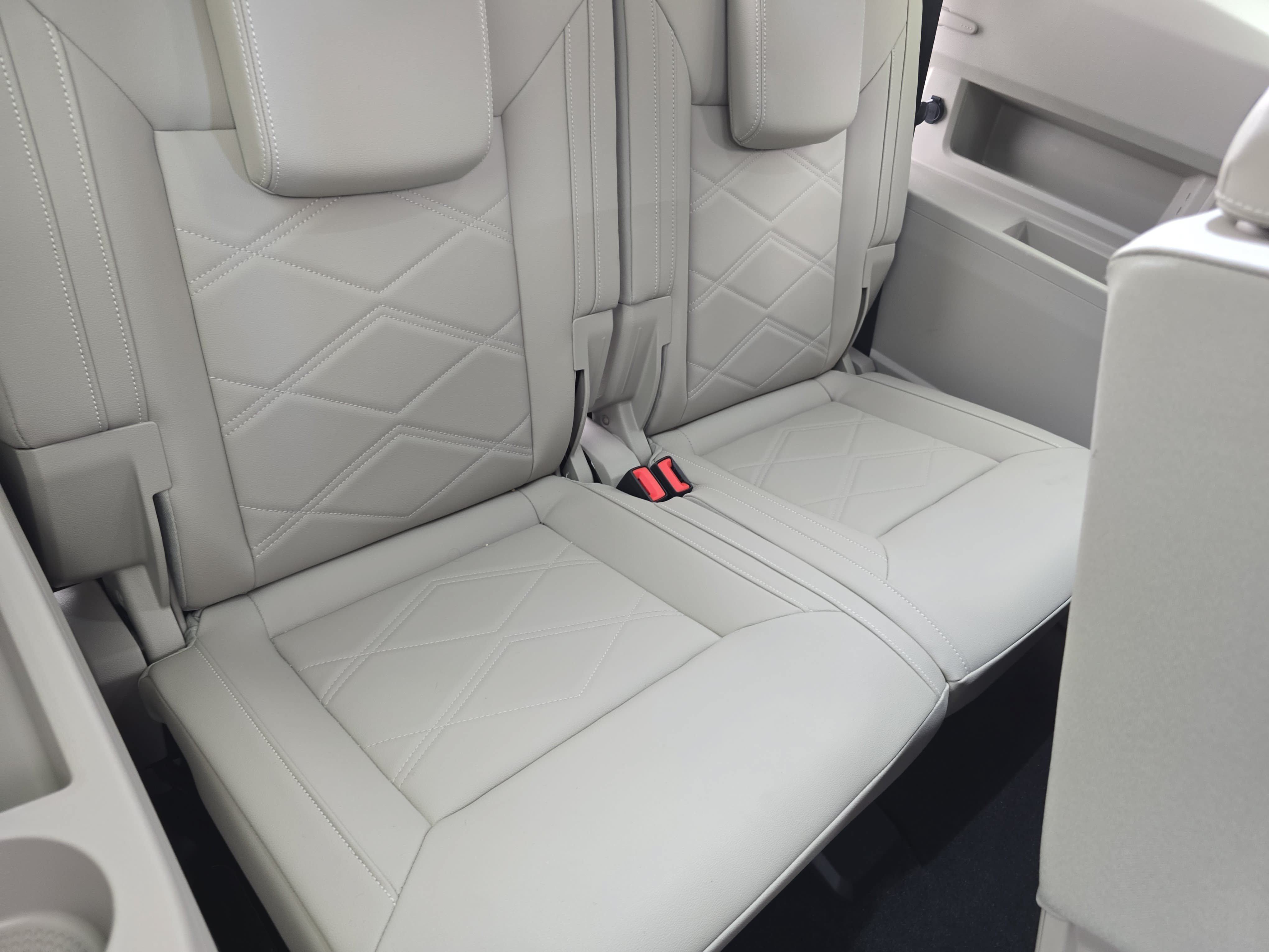 Certified 2026 Volkswagen Atlas SE FWD image 12