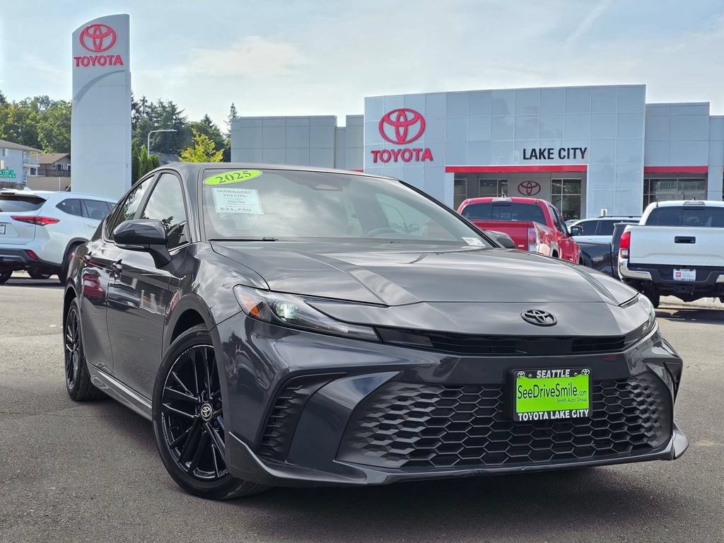Used 2025 Toyota Camry SE FWD image 1