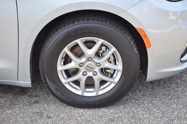 Used 2024 Chrysler Pacifica Touring-L image 10