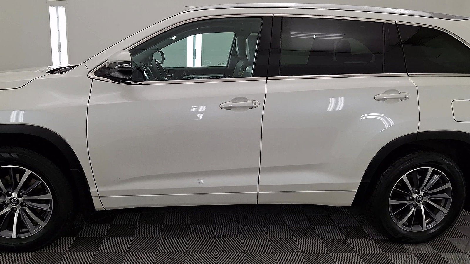 Used 2018 Toyota Highlander XLE AWD/4WD image 9