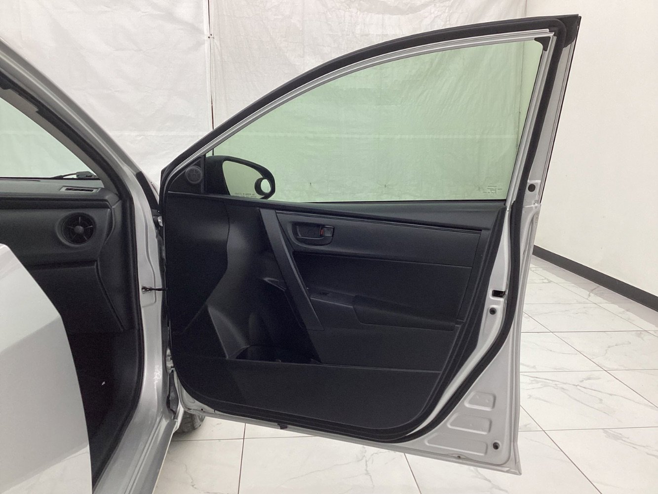 Used 2018 Toyota Corolla L FWD image 19