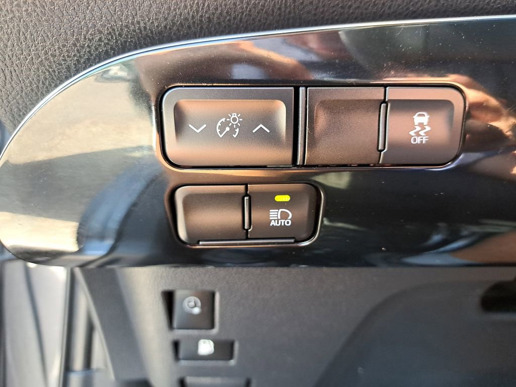 Used 2022 Toyota Prius Prime LE image 28