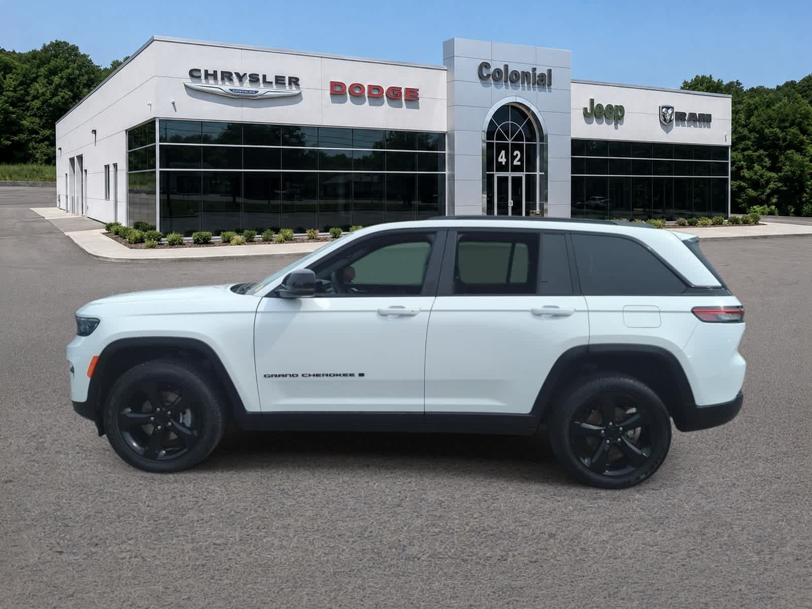 Used 2023 Jeep Grand Cherokee Altitude AWD/4WD image 3