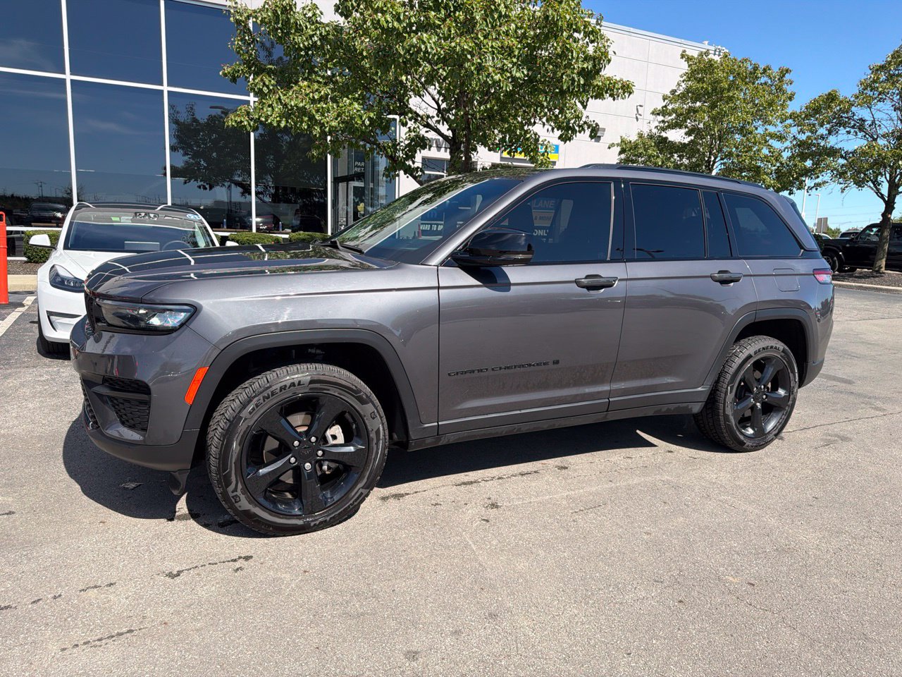 Used 2023 Jeep Grand Cherokee Altitude AWD/4WD image 4