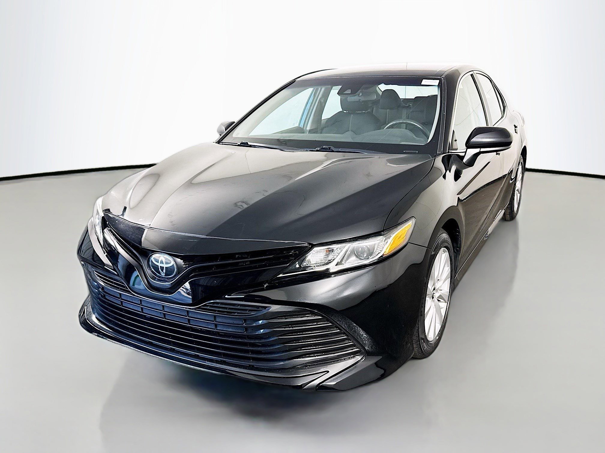 Used 2018 Toyota Camry LE image 4