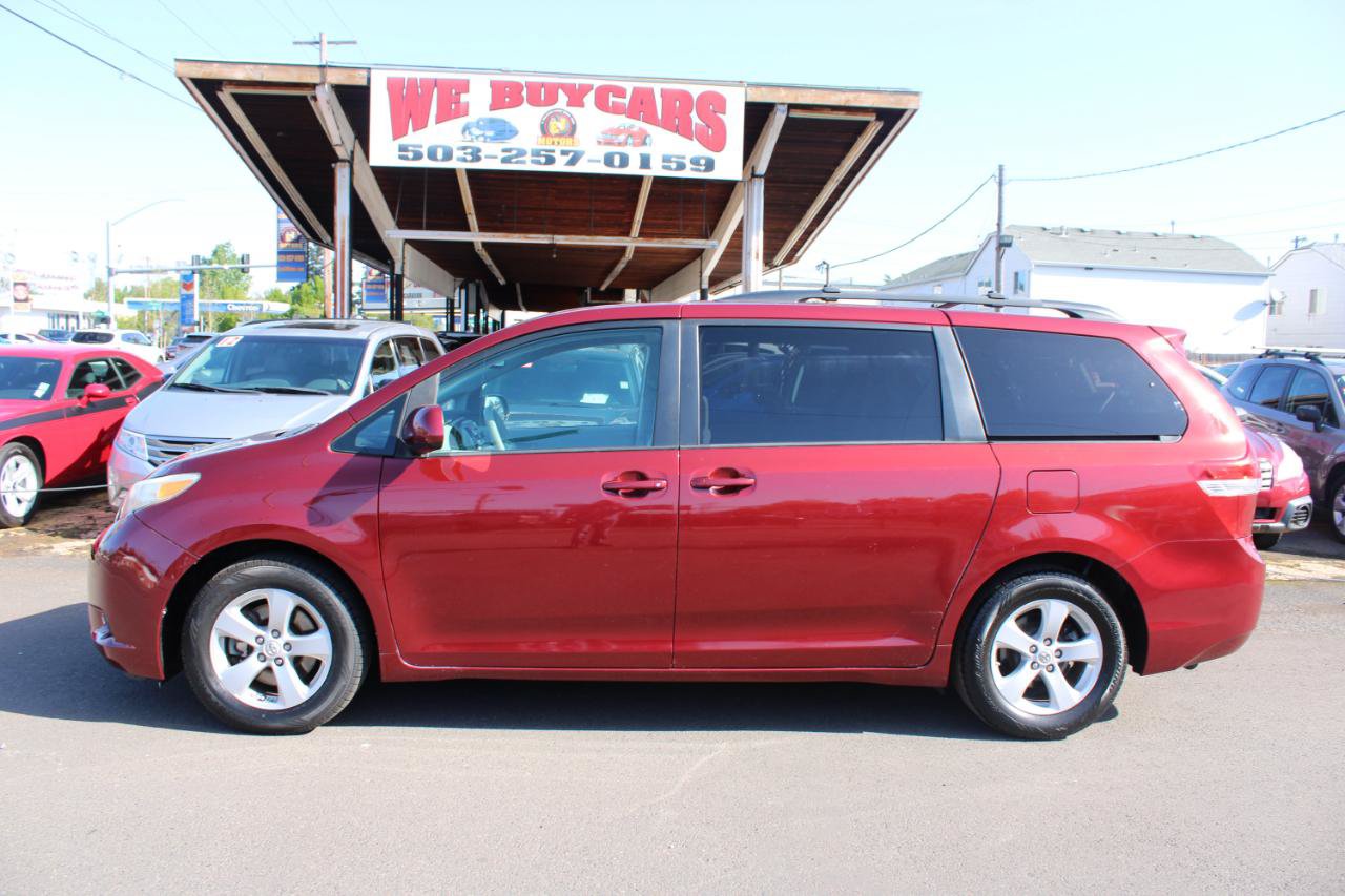 Used 2011 Toyota Sienna LE FWD image 3