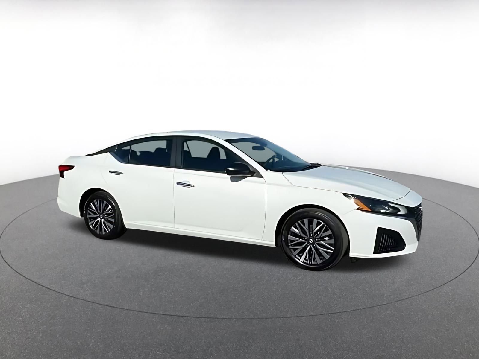 Used 2025 Nissan Altima 2.5 SV image 16