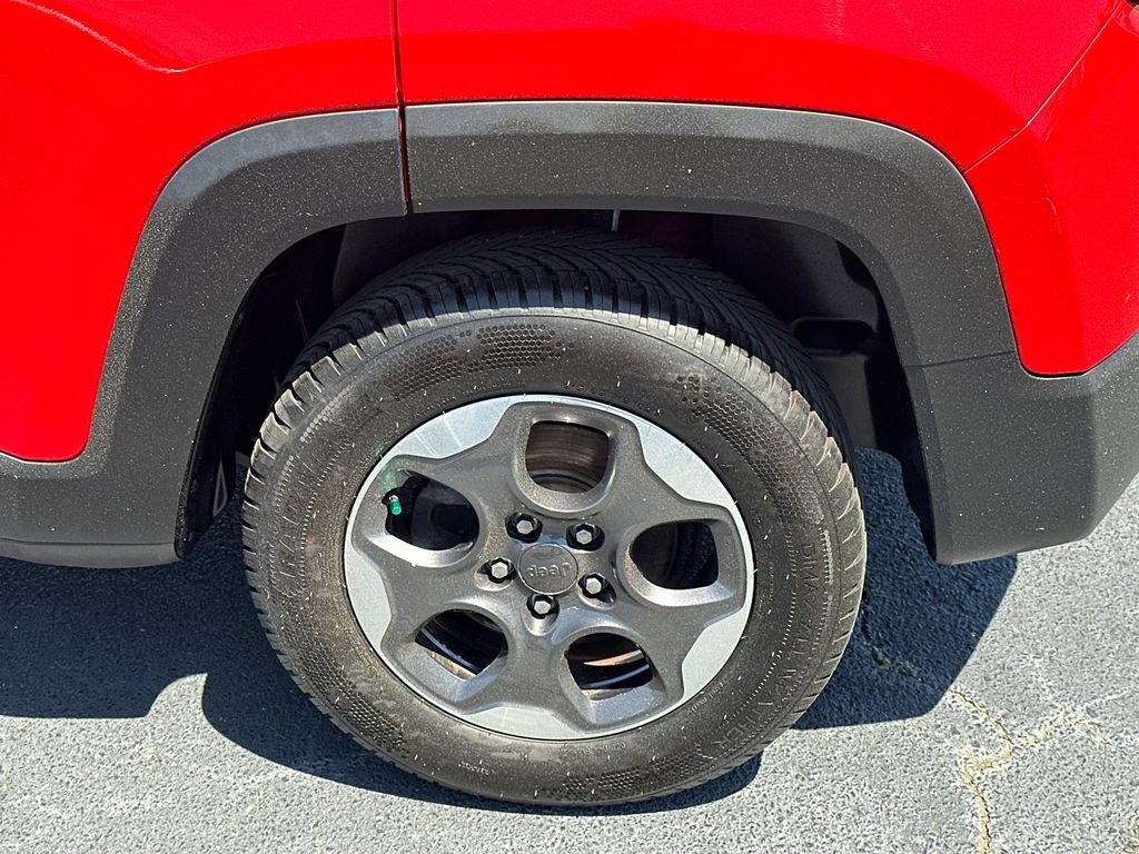 Used 2018 Jeep Renegade Latitude AWD/4WD image 19