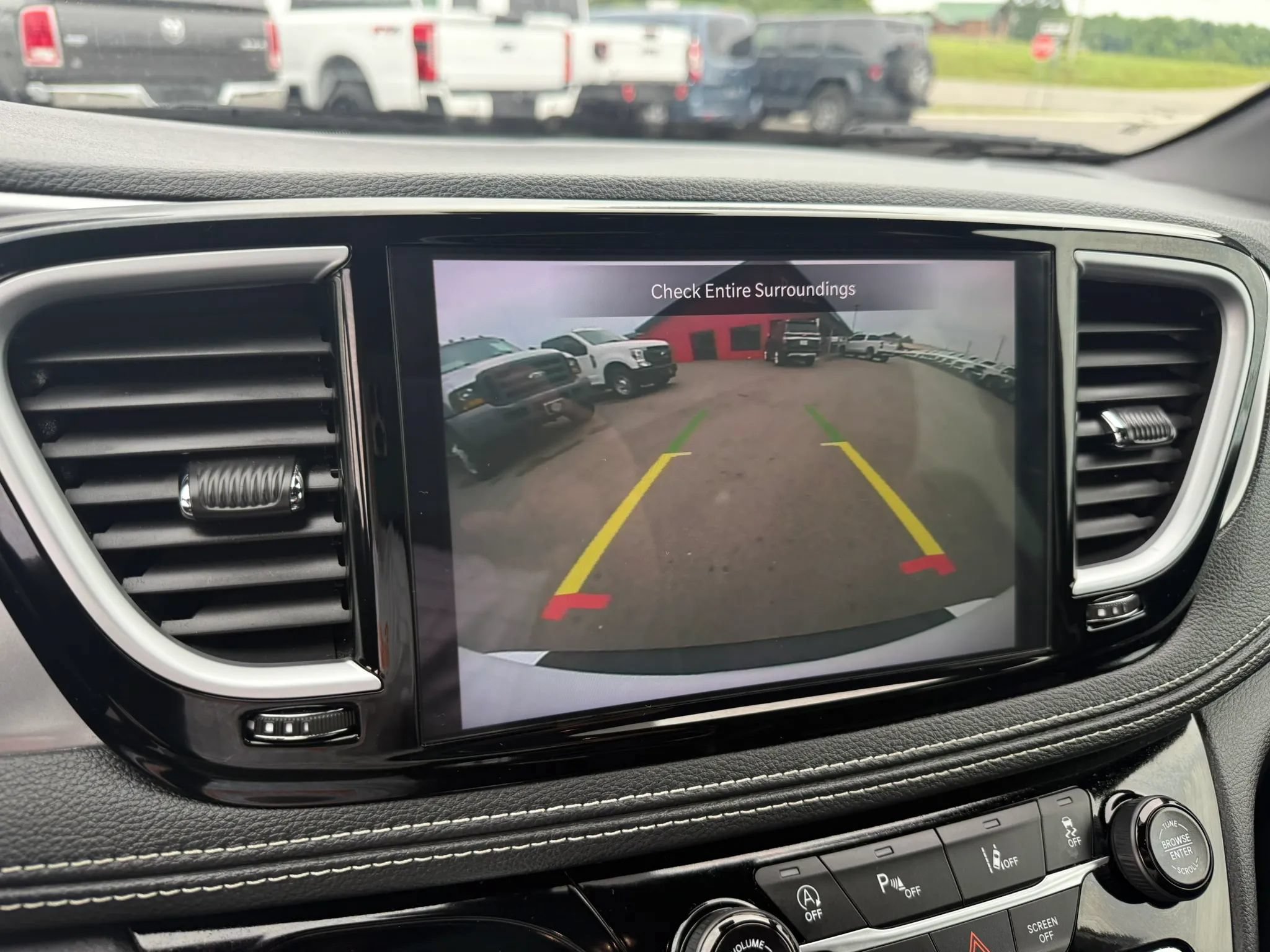 Used 2025 Chrysler Pacifica Limited FWD image 9