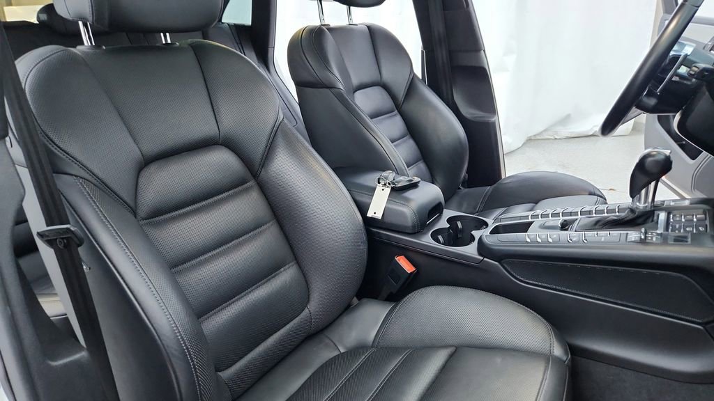 Used 2020 Porsche Macan Turbo image 24