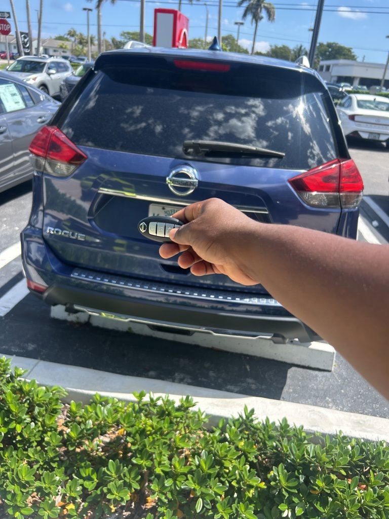 Used 2017 Nissan Rogue SV image 7