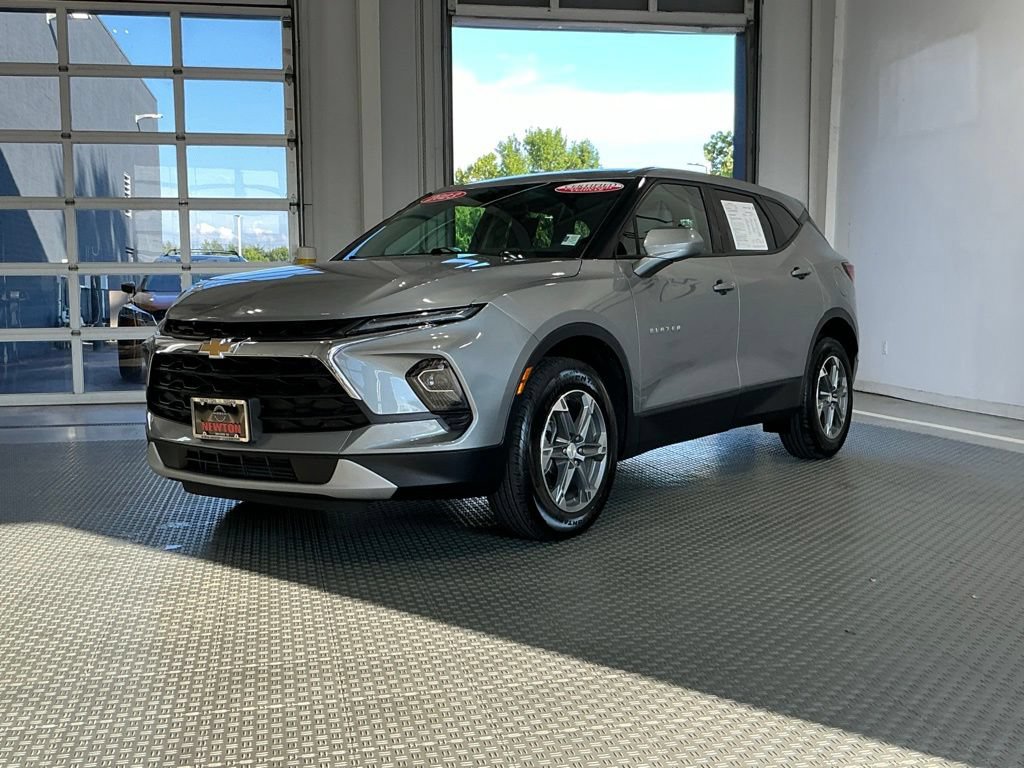 Used 2023 Chevrolet Blazer LT AWD/4WD image 2