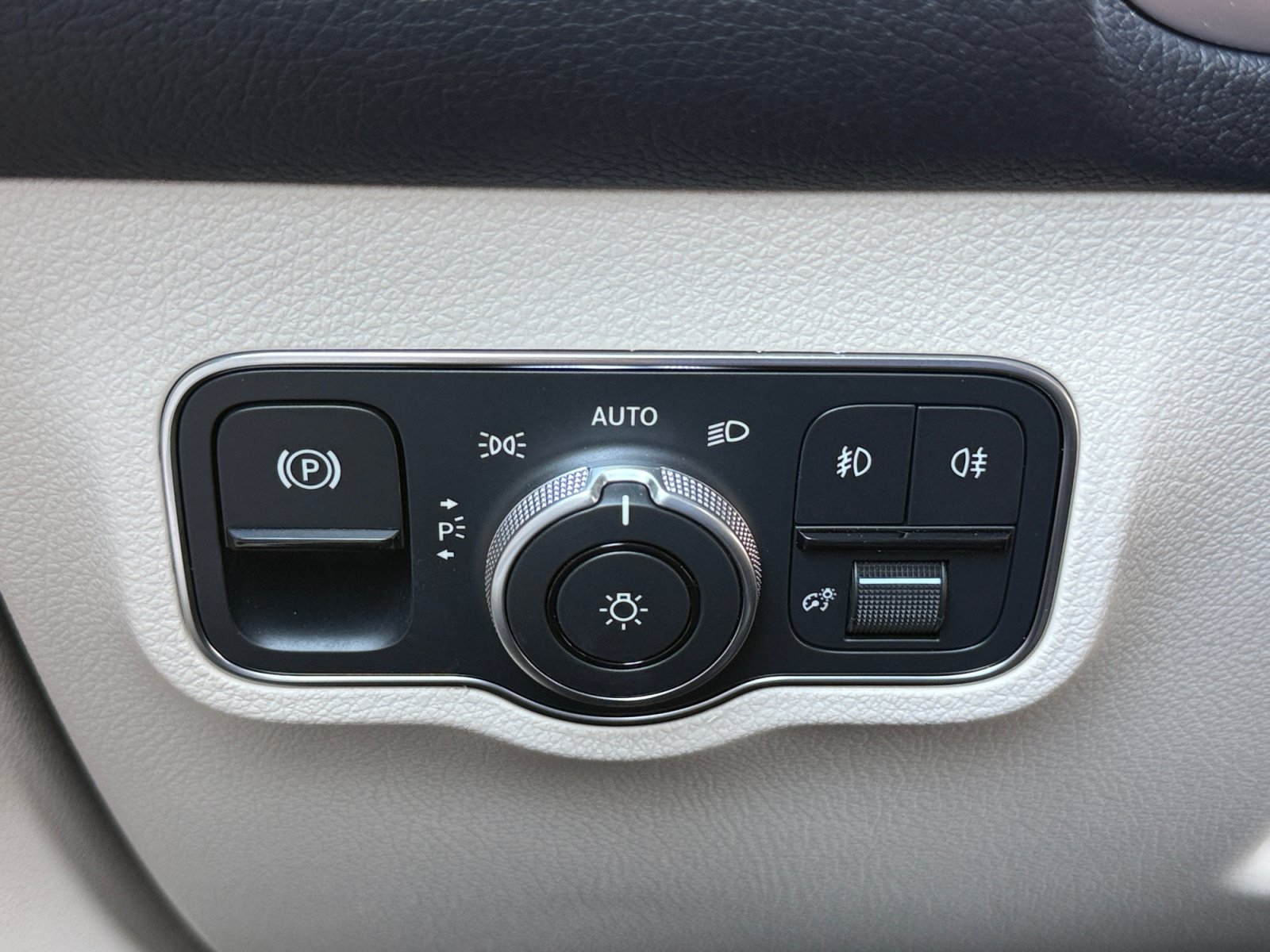 New 2026 Mercedes-Benz GLB 250 4MATIC image 14