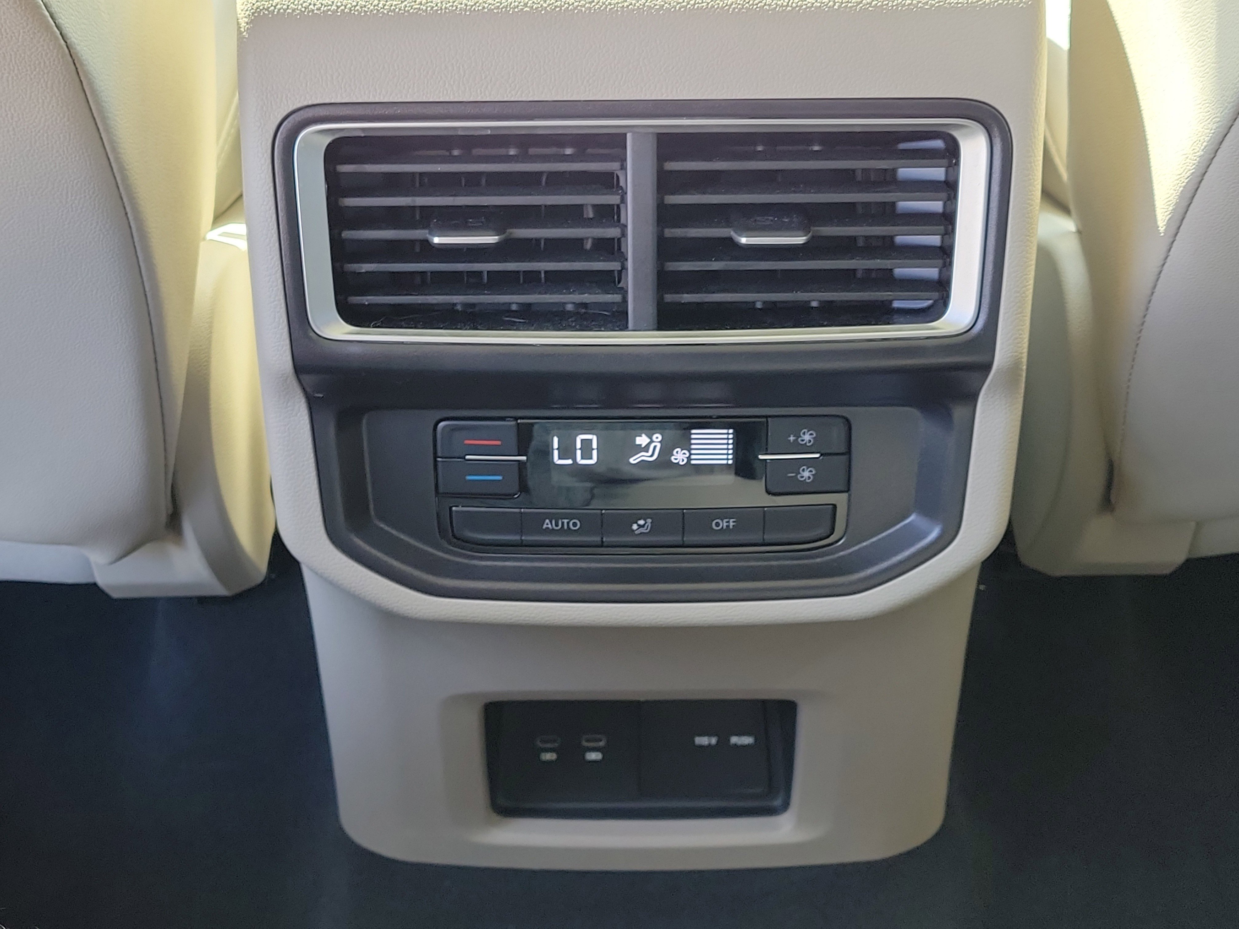 Used 2025 Volkswagen Atlas SE FWD image 12