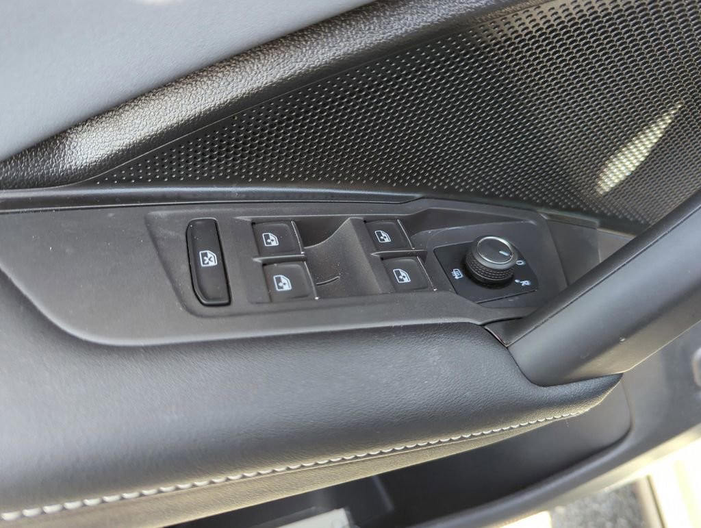 Certified 2025 Volkswagen Tiguan SE R-Line image 30