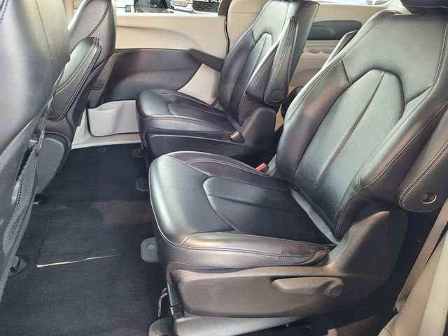 Used 2024 Chrysler Pacifica Select image 17