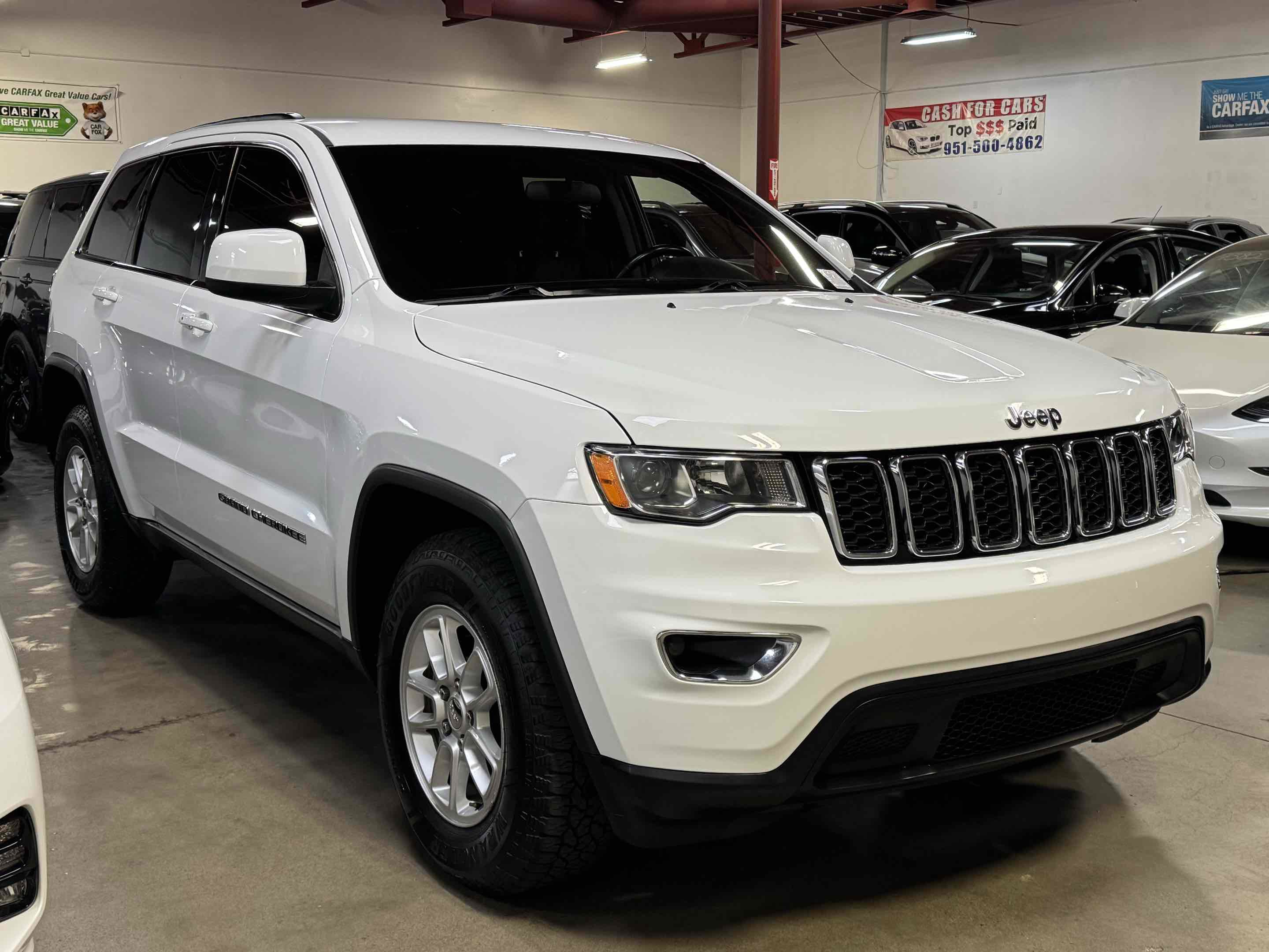 Used 2020 Jeep Grand Cherokee Laredo image 3