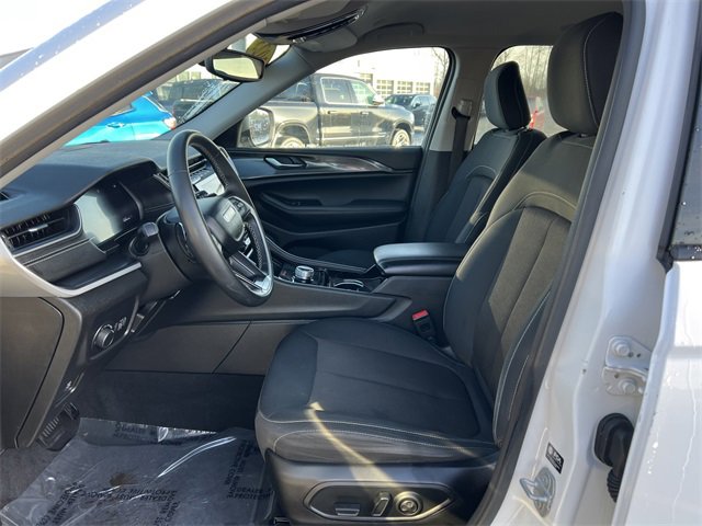 Used 2023 Jeep Grand Cherokee Laredo image 4