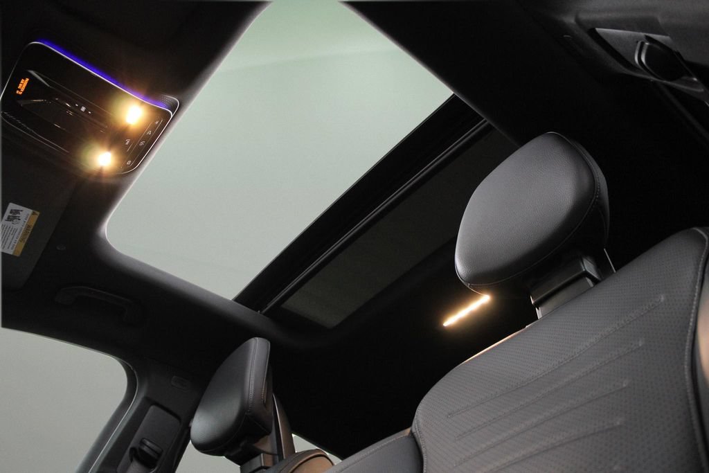 Used 2025 Mercedes-Benz GLC 300 4MATIC image 36
