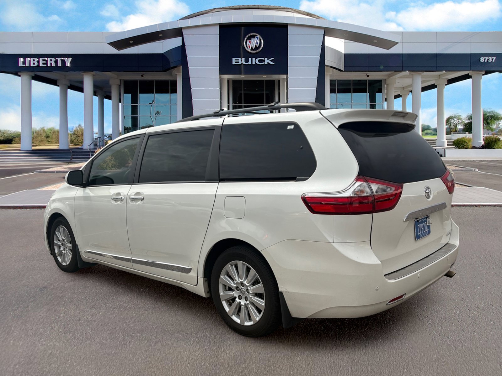 Used 2017 Toyota Sienna Limited FWD image 3