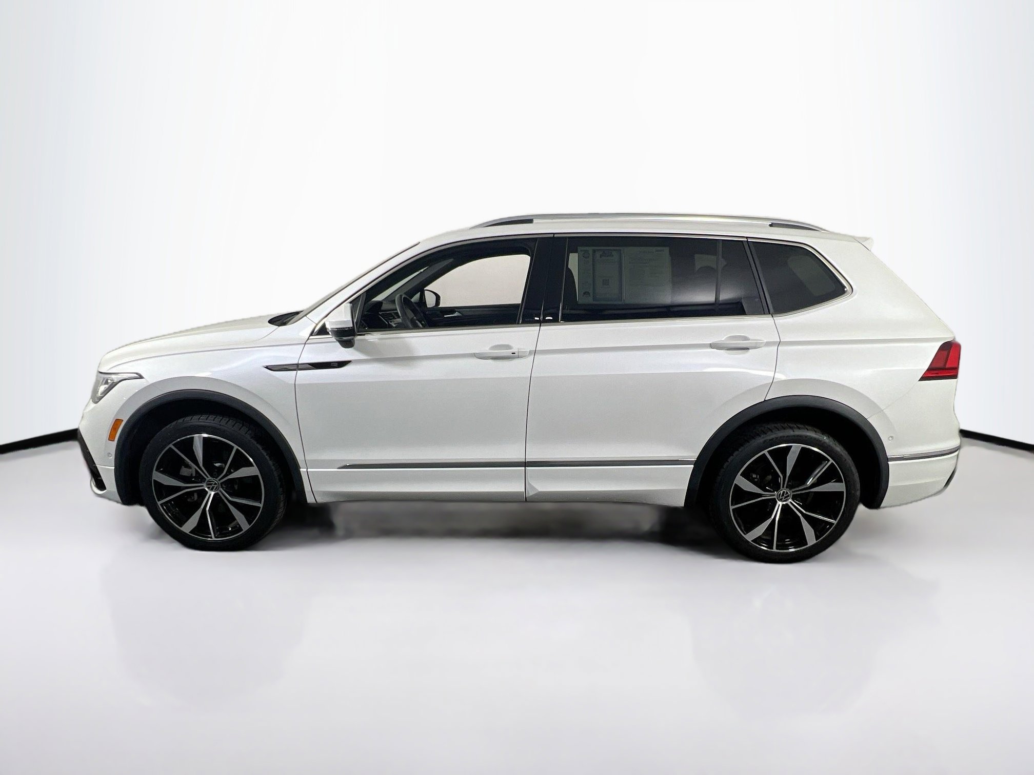 Used 2022 Volkswagen Tiguan SEL R-Line image 8