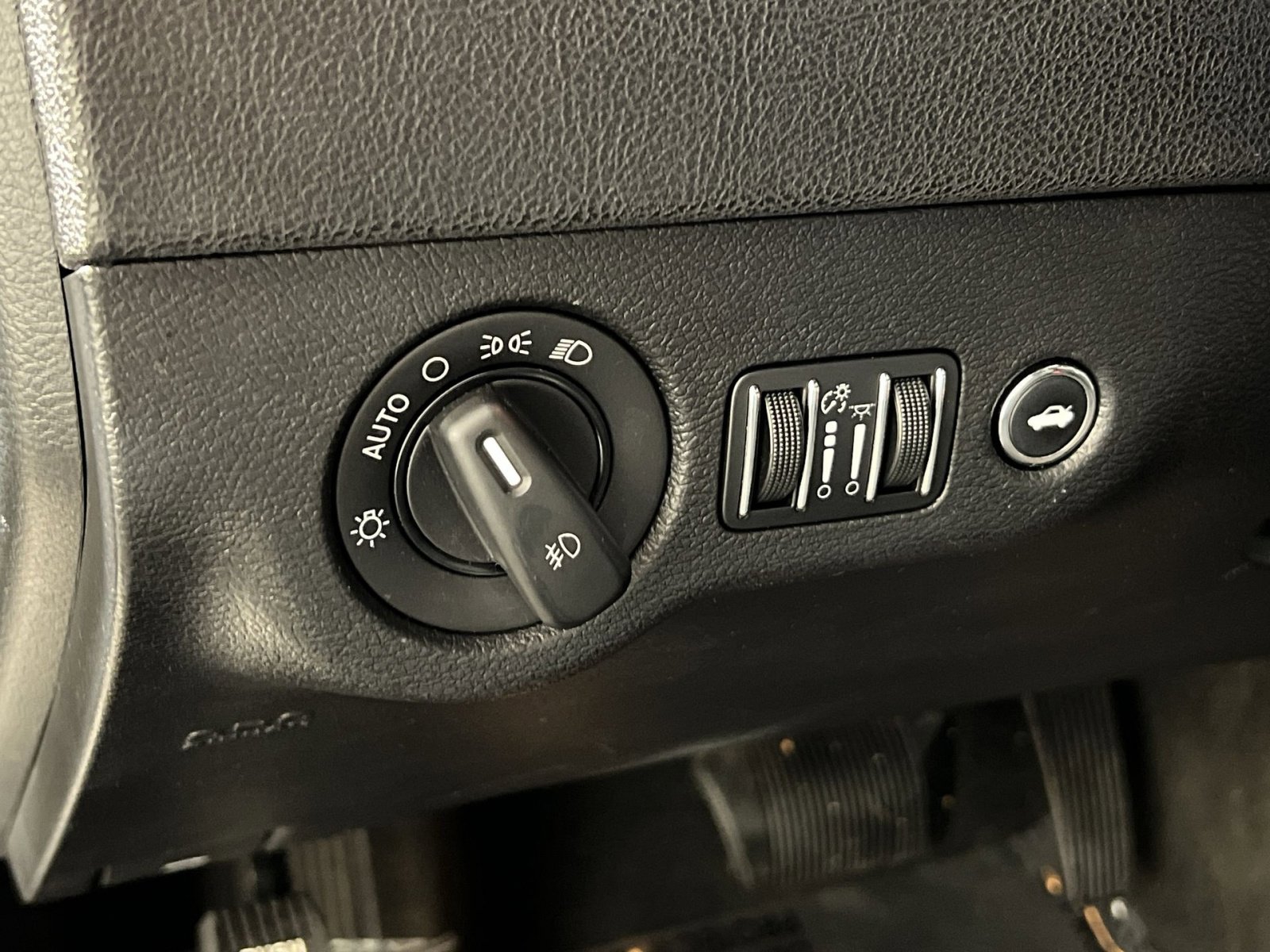 Used 2012 Chrysler 300 Limited image 31