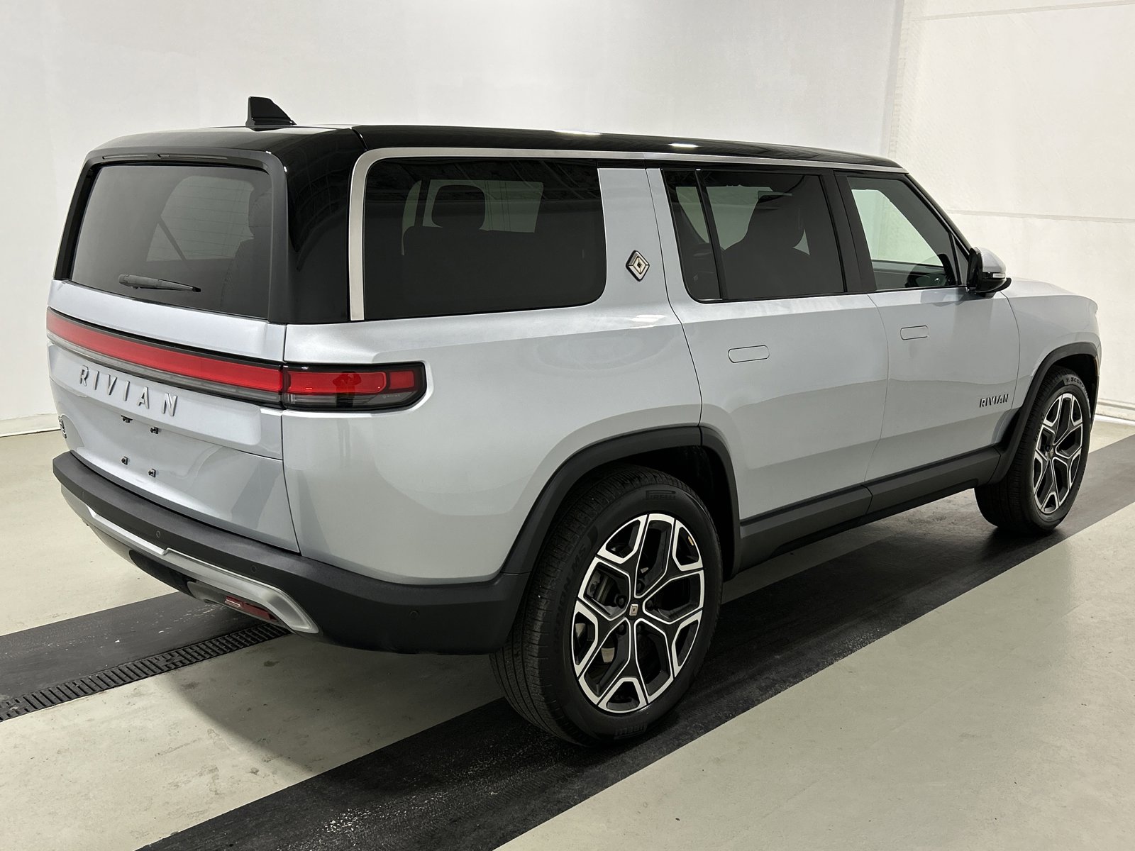 Used 2025 Rivian R1S Adventure AWD/4WD image 5