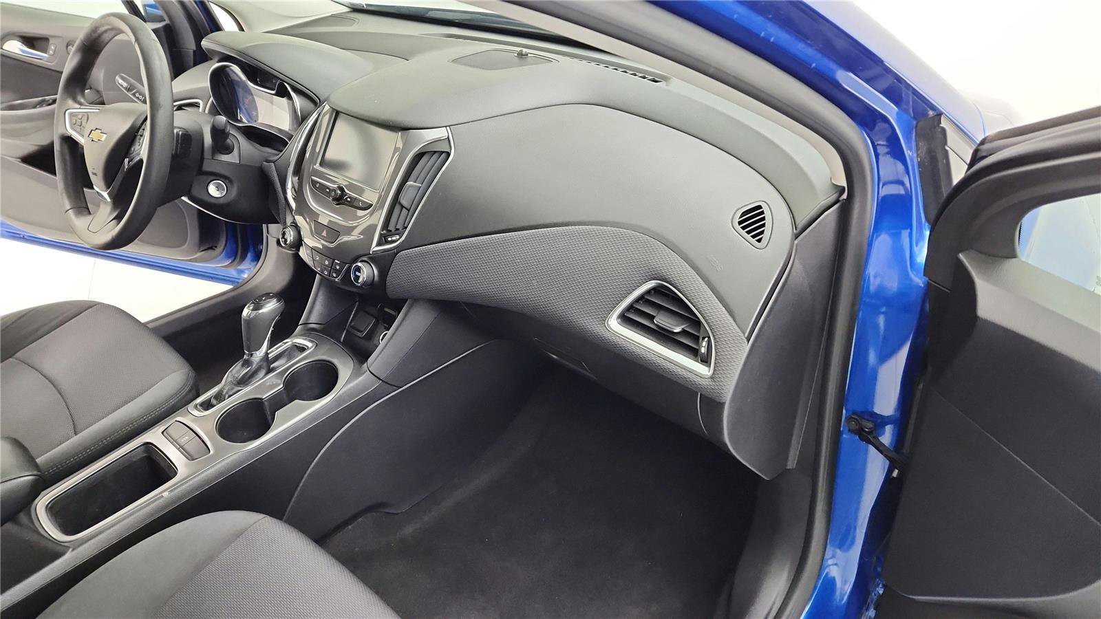 Used 2017 Chevrolet Cruze LT FWD image 27