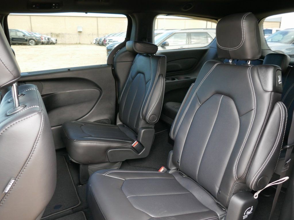 New 2026 Chrysler Pacifica Select w/ S Appearance Package image 12