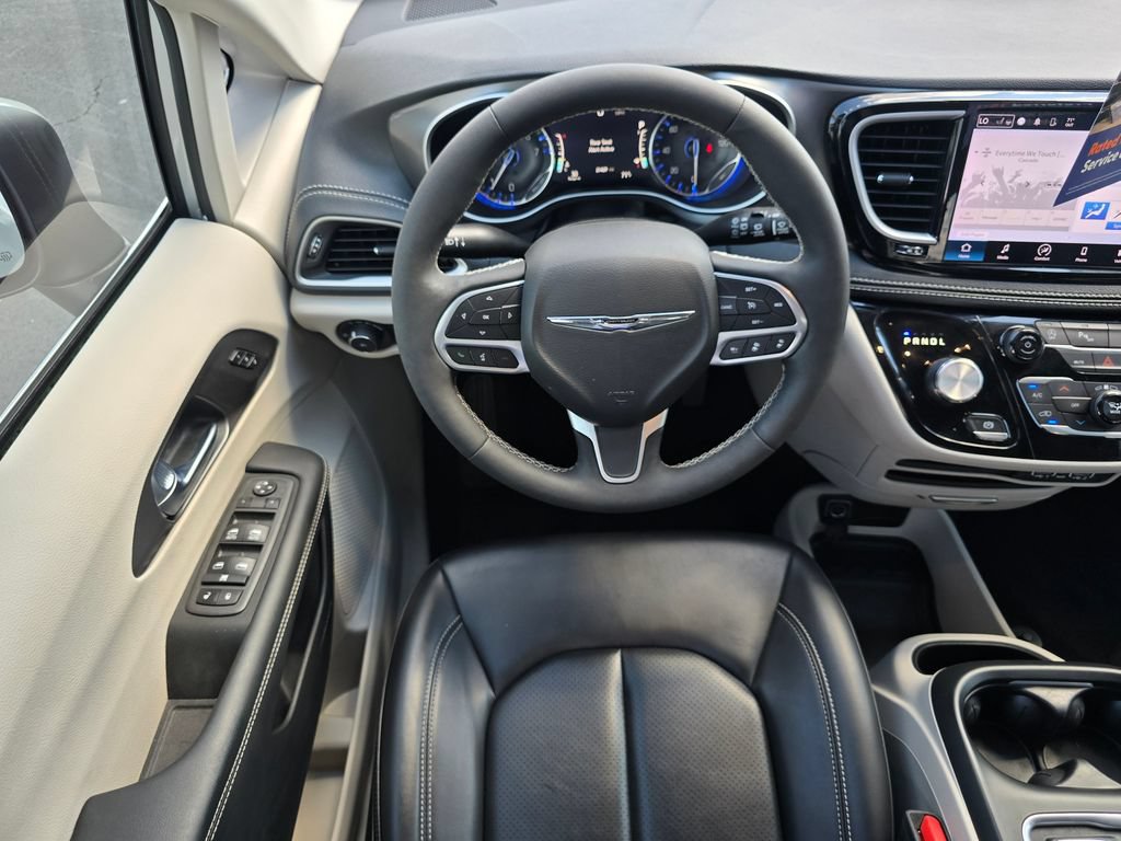 Used 2023 Chrysler Pacifica Touring-L FWD image 19