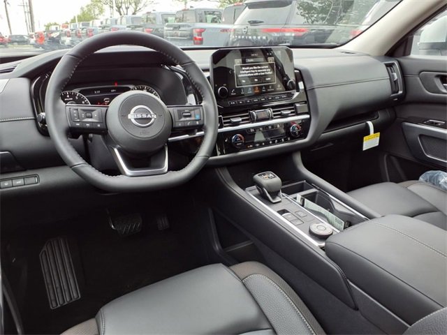 New 2025 Nissan Pathfinder SL image 5