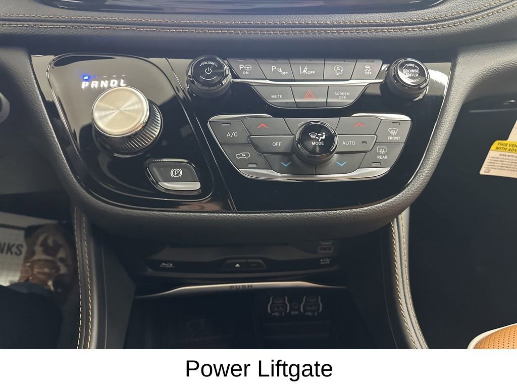 Used 2023 Chrysler Pacifica Pinnacle w/ Trailer Tow Group image 42