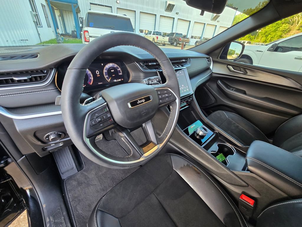 Used 2025 Jeep Grand Cherokee Altitude AWD/4WD image 12