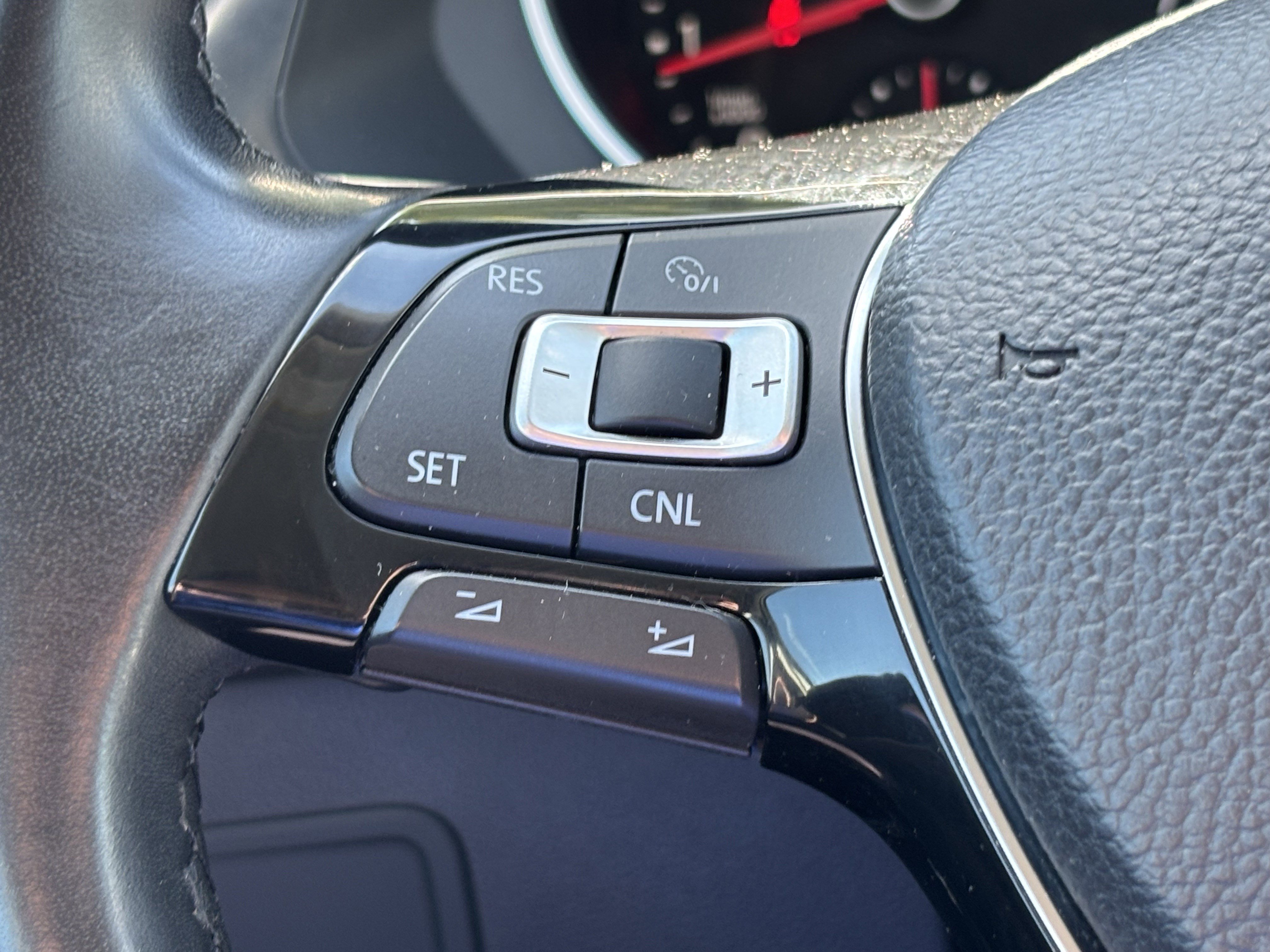 Used 2018 Volkswagen Tiguan SE FWD image 19