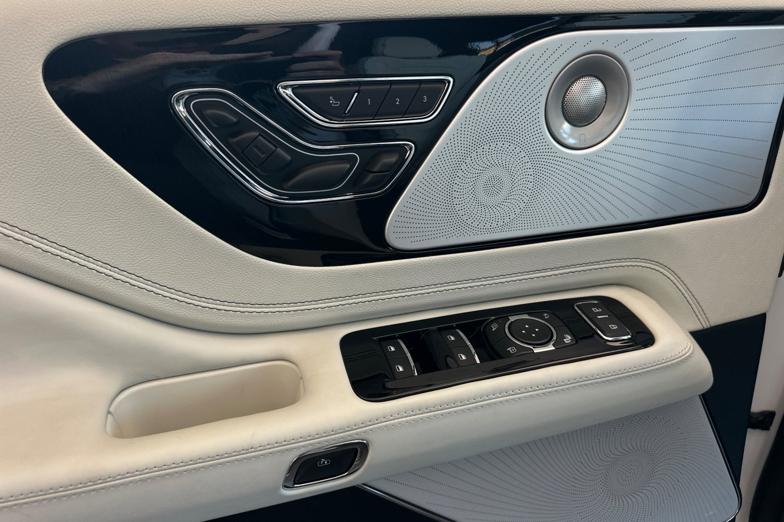 New 2026 Lincoln Aviator Black Label w/ Jet Appearance Package AWD/4WD image 10