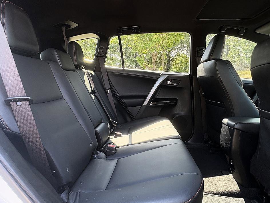 Used 2016 Toyota RAV4 SE FWD image 9