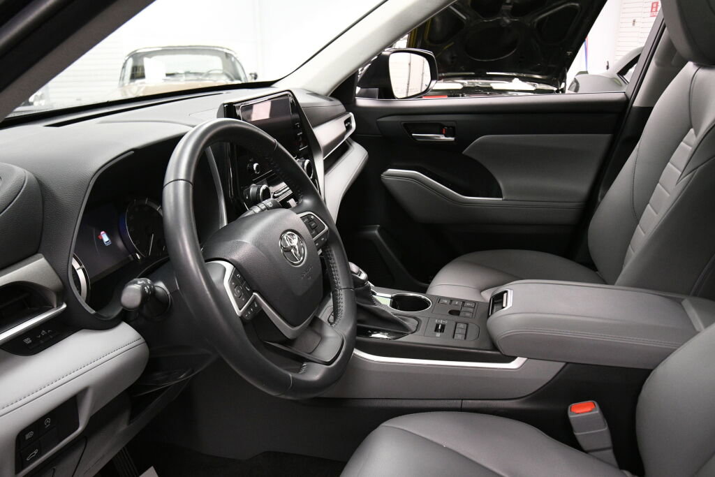Certified 2023 Toyota Highlander XLE image 20