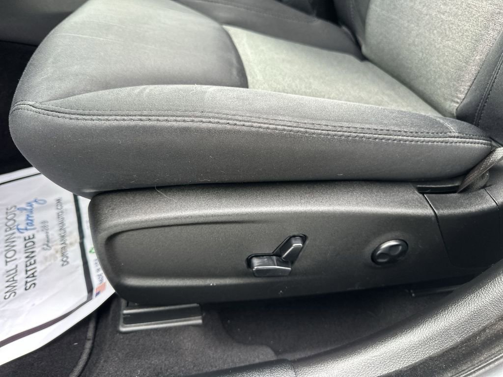 Used 2019 Chrysler 300 Touring w/ Driver Convenience Group image 4