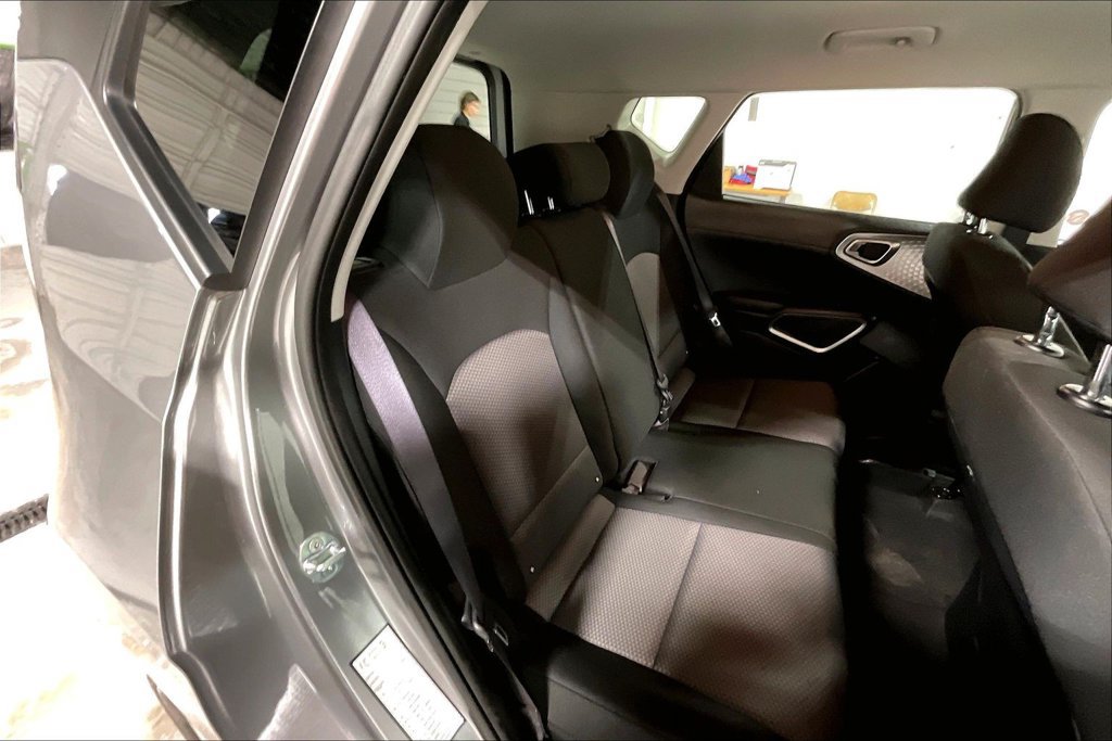 Used 2025 Kia Soul LX w/ LX Technology Package FWD image 33