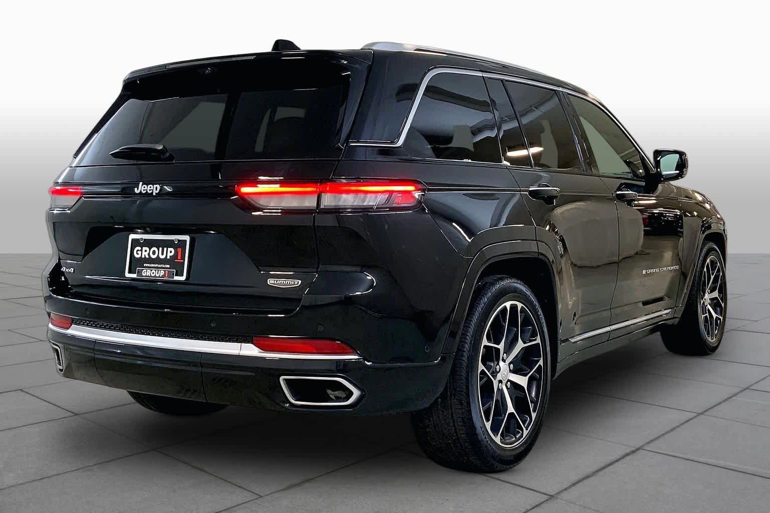 Used 2023 Jeep Grand Cherokee Summit AWD/4WD image 11