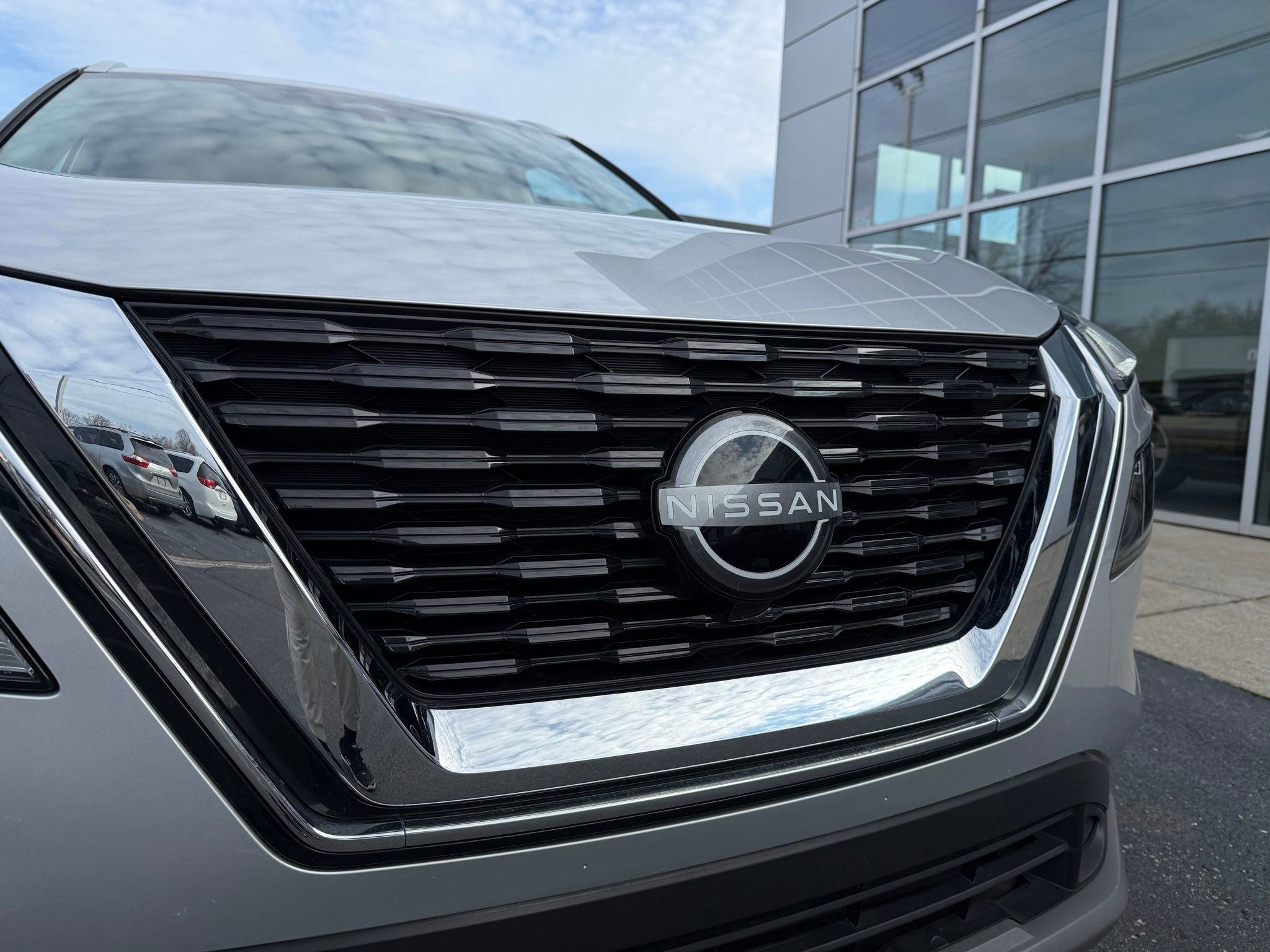 Used 2023 Nissan Rogue SV w/ SV Premium B Package image 12