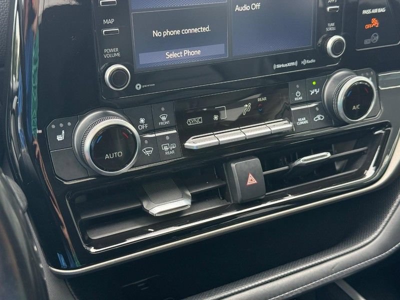Used 2021 Toyota Highlander XLE AWD/4WD image 28