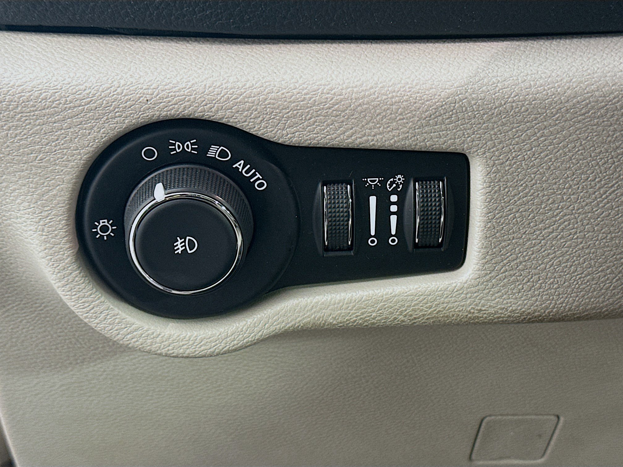 Used 2020 Chrysler Pacifica Limited w/ Advanced Safetytec Group FWD image 17